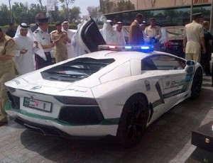 S1-Dubai-la-police-en-Lamborghini-Aventador-tout-est-normal-290550