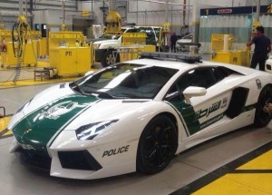 S1-Dubai-la-police-en-Lamborghini-Aventador-tout-est-normal-290552
