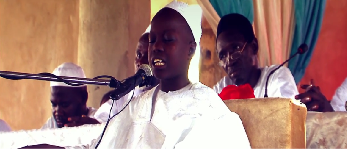 jeune hafiz fait des invocations pour les musulmans