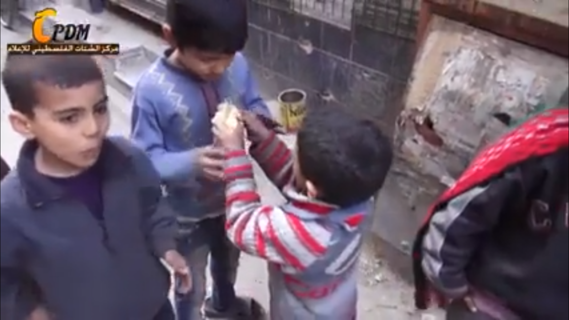 petit palestinien partage son pain
