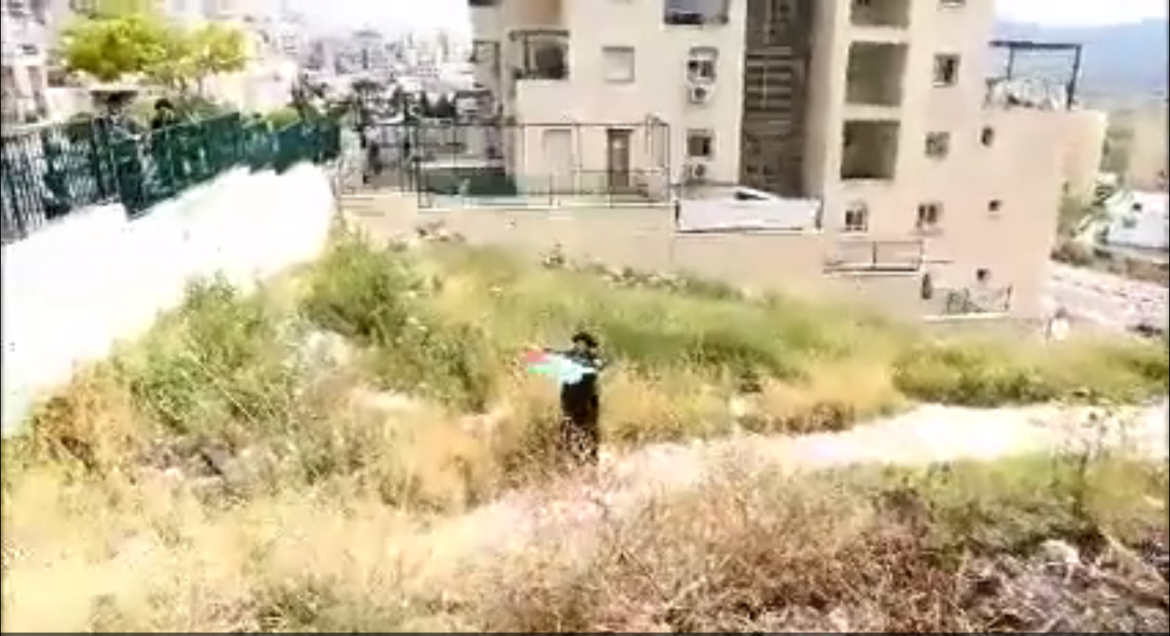 un juif orthodoxe brandit le drapeau palestinien