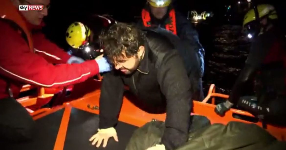 [Vidéo] : un passeur présumé forcé à regarder des enfants morts par des garde-côtes