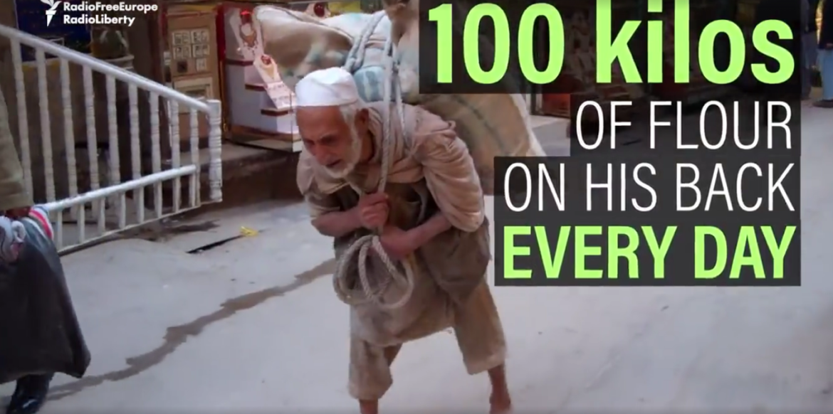 Il porte plus de 100 kilos de farine sur son dos chaque jour-Katibîn.fr