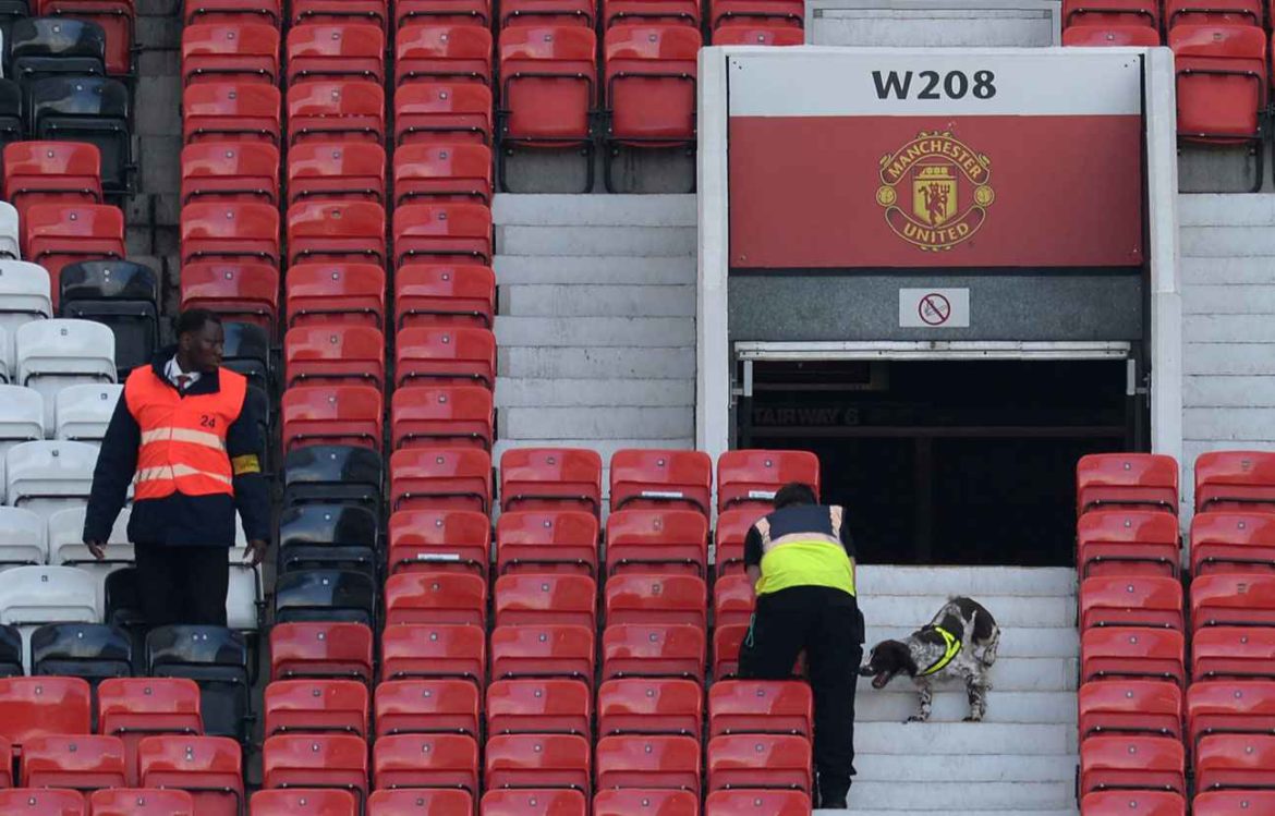 Un stade de football évacué à cause d’une bombe factice Un stade de football évacué à cause d'une bombe factice