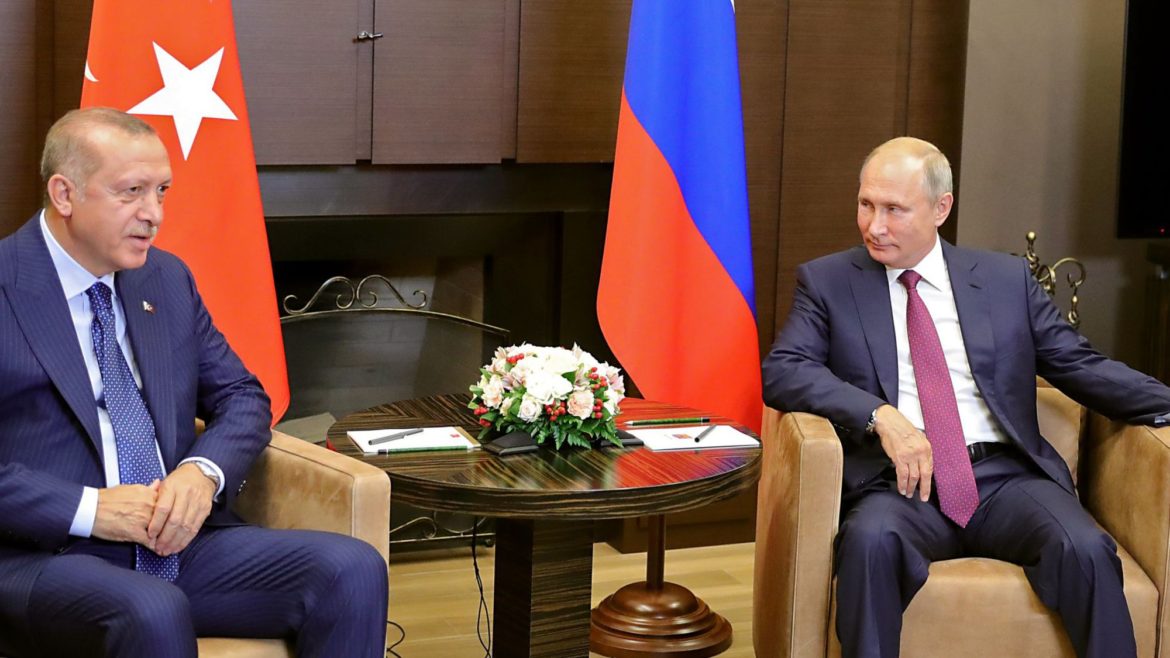 le-president-russe-vladimir-poutine-et-son-homologue-turc-recep-tayyip-erdogan-lors-de-leur-rencontre-a-sotchi-le-17-septembre-2018_6107038