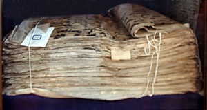 Histoire du Coran : Les plus anciens manuscrits du Coran  1024px-Uthman_Koran_Taschkent_a-300x160