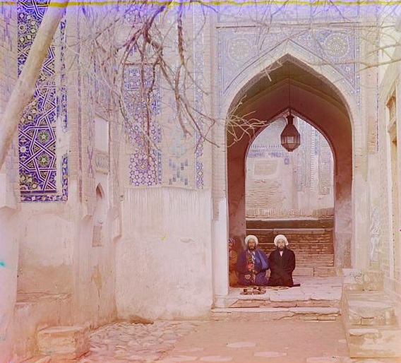 Deux hommes assis dans une mosquée, toujours en Ouzbékistan