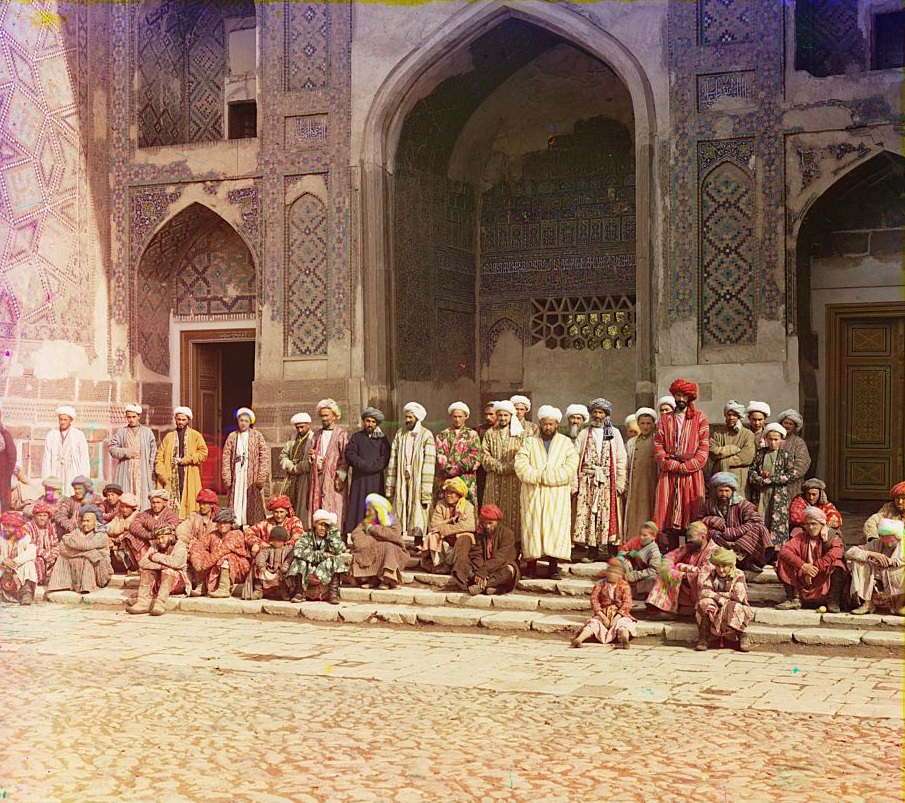 Plusieurs fidèles à l'entrée d'une mosquée à Samarkand
