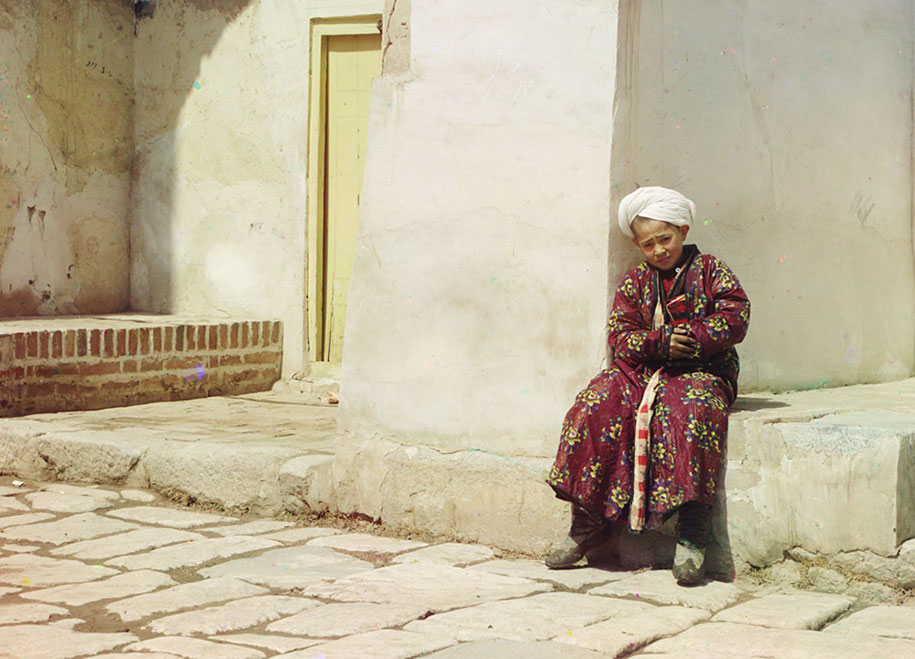 Un jeune musulman près de la mosquée de Samarkand, Ouzbékistan